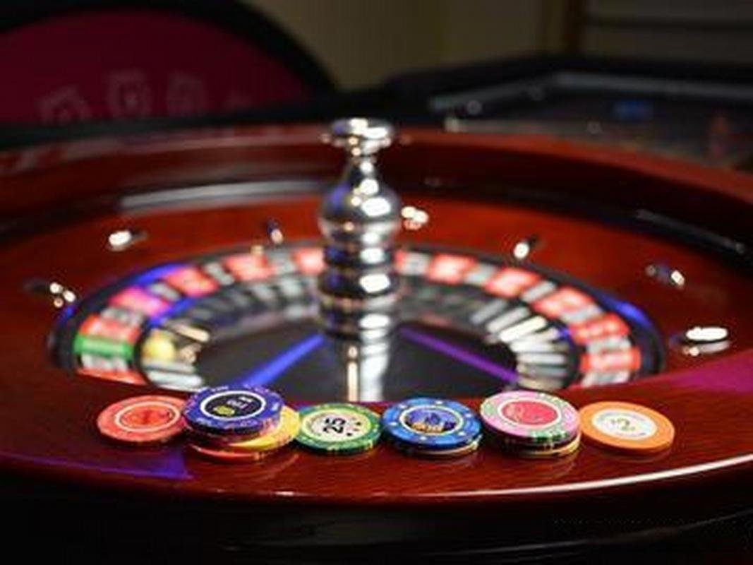 Filipino player accessing 5mb Live Casino on a mobile device